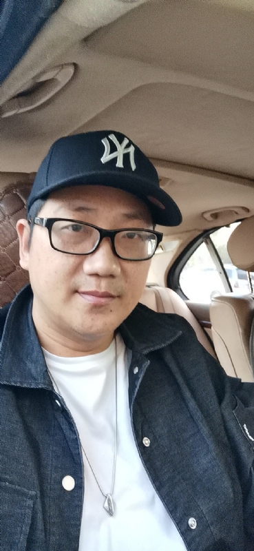 拥抱幸福的第一张照片--泉州征婚网